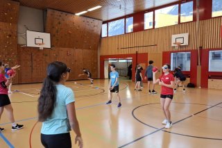 Des élèves de 9 CO ont participé à une leçon d'éducation physique particulière, ce lundi à Orsières.